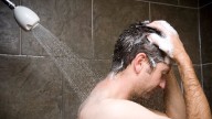 Bañarse al despertar o antes de dormir: lo que dicen expertos sobre higiene