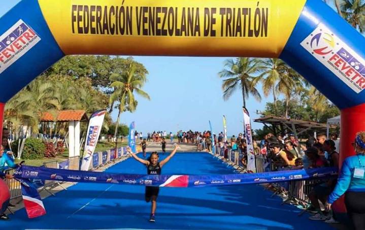 Rosa Martínez y Cristian Torrealba campeones absolutos en la Primera Válida Nacional de Triatlón Sprint