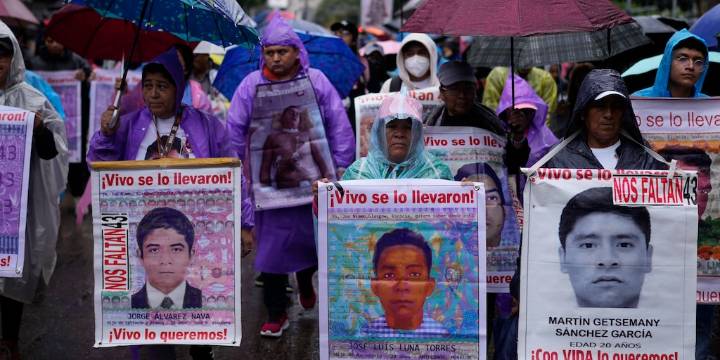 Marcha en CDMX por los 11 años de Ayotzinapa en vivo:  contingentes se alistan en el Ángel de la Independencia para ir al Zócalo