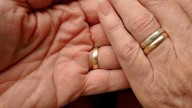 Hombre se casa con su cuidadora horas antes de morir: inicia batalla por 5.5 millones de euros