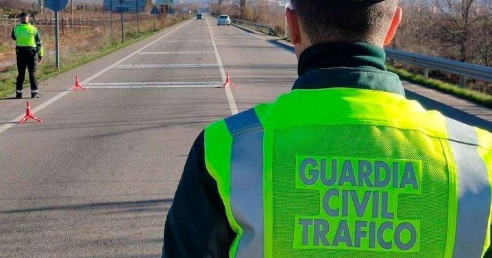 La colisión entre un camión y un turismo provoca el corte de la A