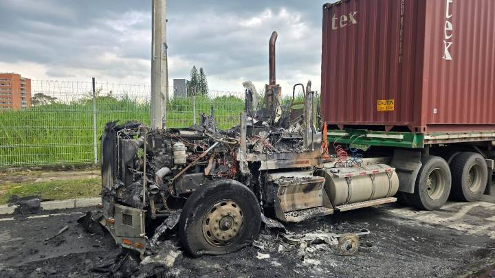 Dos tractocamiones fueron incinerados por encapuchados en inmediaciones de la Univalle, sur de Cali