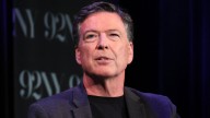 Departamento de Justicia analiza si acusa al exdirector del FBI