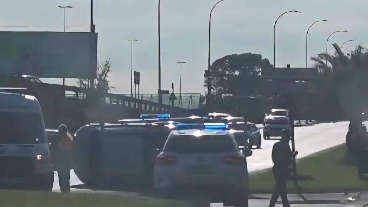 Aparatoso vuelco de un coche en una rotonda de Badajoz