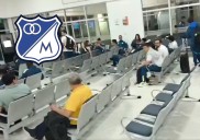 Hinchas increpan a jugadores de Millonarios en el aeropuerto tras derrota ante Alianza FC -