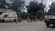 Conductor arrolla a dos motociclistas y se da a la fuga