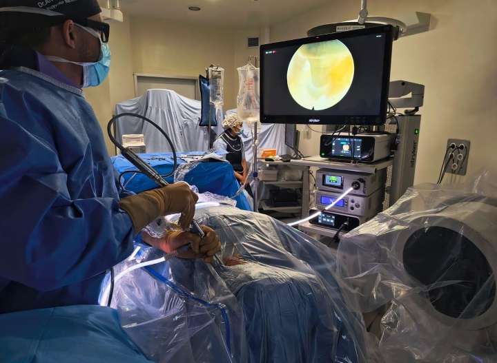 Una endoscopia de milagro en A Coruña: de la parálisis a caminar en tan solo dos días