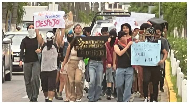 Jóvenes se manifiestan contra la gentrificación en Puerto Vallarta