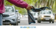 Dos trapitos le dieron una paliza a un indigente que se metió en un auto abandonado para dormir
