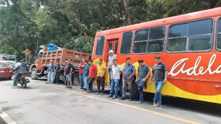 Transportistas bloquean carretera federal; reclaman mejoras en el tramo Tlilapan