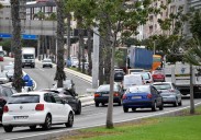 Una colisión entre una moto y un camión provoca largas retenciones en la Avenida Marítima