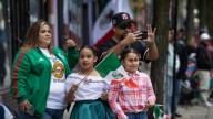 Desafían migrantes mexicanos redadas de Trump al hacer minidesfile de Independencia en EU