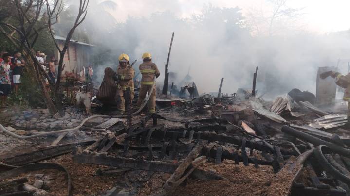 Incendio arrasó con cuatro viviendas de madera en barrio El Pozón