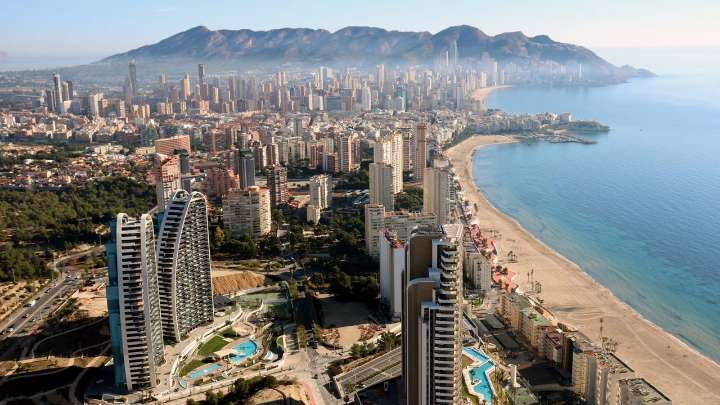 Tijeretazo a las plazas del Imserso en Benidorm (Alicante): pasan del 80 por ciento al 50 por ciento en la Comunidad