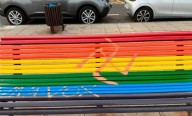 Aparece una pintada nazi en un banco LGTBI+ en Canarias