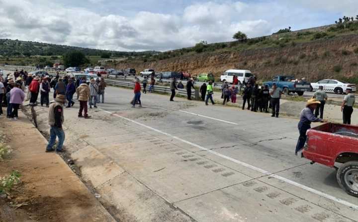 Cierran campesinos carretera del Arco Norte por tierras expropiadas