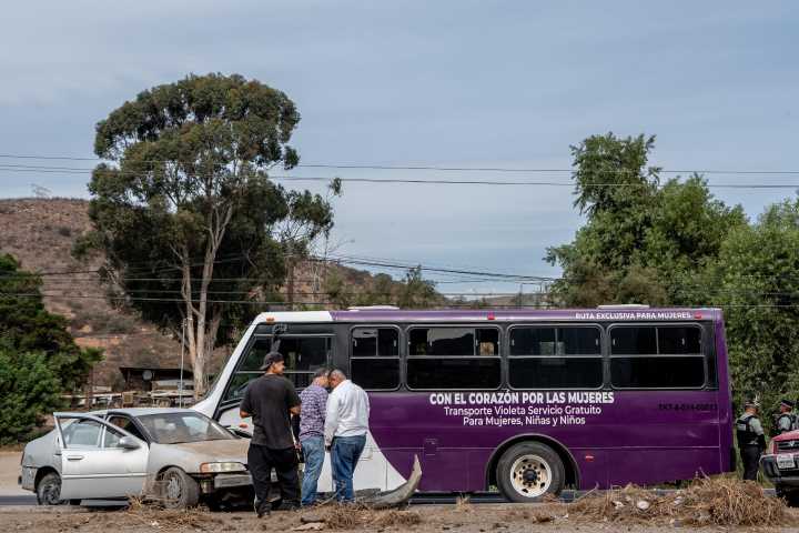 Transporte Violeta con alumnas de la UABC choca hacia Valle de las Palmas