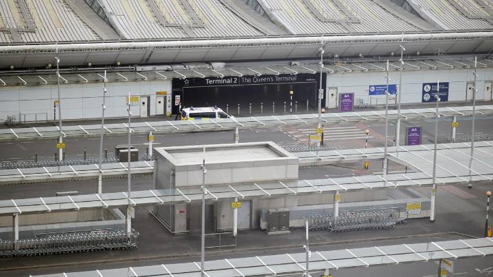Evacúan una terminal del aeropuerto de Heathrow en Londres por una amenaza "con materiales peligrosos"