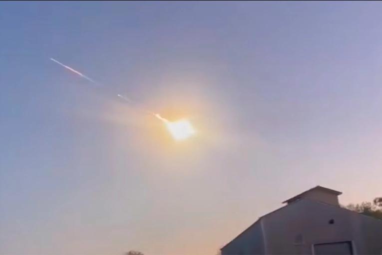 Una bola de fuego cruzó el cielo en tres provincias y generó debate sobre su origen