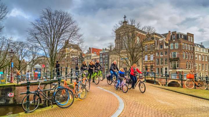 Ámsterdam, a juicio por el turismo: los vecinos acusan al Ayuntamiento de convertir la ciudad en un "parque temático"