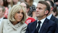 Presidente Macron presentará evidencia de que su esposa nació siendo mujer, ante rumores de cambio de sexo