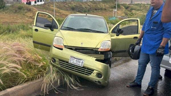 Vuelca en el Perijuv por pavimento mojado