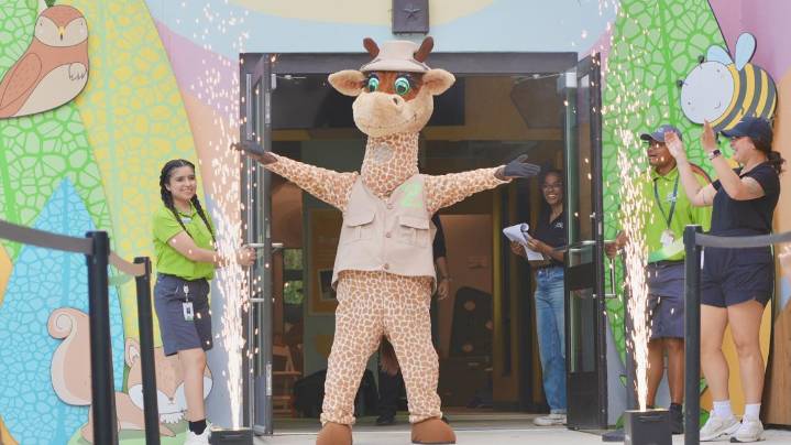 San Antonio Zoo unveils Savanna the Giraffe mascot