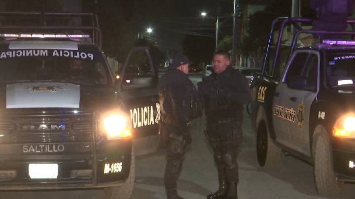 Con machetes, tubos y palos. Riña entre presuntos pandilleros deja 2 lesionados y daños en vehículos en Saltillo
