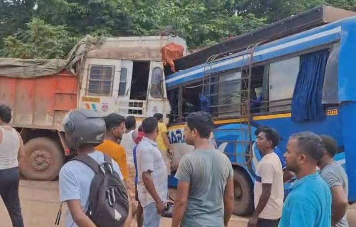 5 killed, over 10 critical in bus-truck collision in Odisha’s Sundargarh
