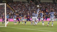 La Real Sociedad estalla tras la polémica previa al gol de Koundé: "El árbitro ha asumido su error"