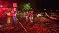 Primeras lluvias en Nuevo León dejan caos vial, autos arrastrados y personas rescatadas