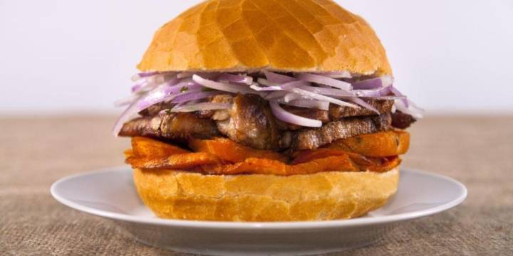 ¿El pan con chicharrón es saludable? lo que dice la nutrición sobre el desayuno peruano que brilla en el Mundial de Ibai Llanos