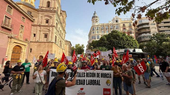 Los bomberos forestales toman las calles de Murcia para exigir mejores condiciones laborales