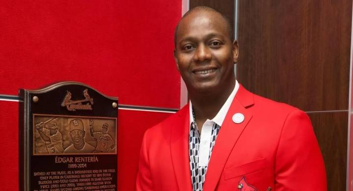 Edgar Rentería fue exaltado en el Salón de la Fama de los Louis Cardinals en ceremonia en Busch Stadium