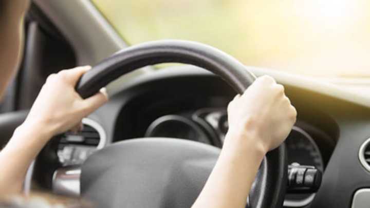 El error al frenar que comete el 90% de los conductores y aumenta el riesgo de accidentes