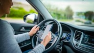 Cuidado: estas son las sanciones que pueden ponerte por usar el móvil al volante