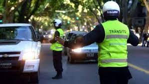 ¡No quería entregar la moto! Una vecina reaccionó con violencia durante un control vehicular