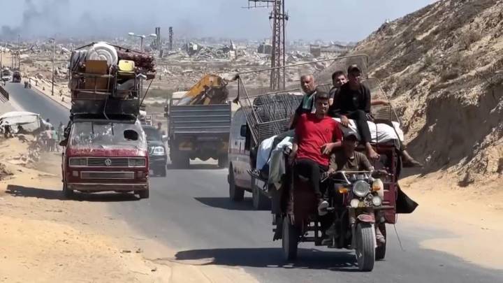 Fleeing Palestinians pass through Wadi Gaza after Israeli army issues evacuation order in Gaza City