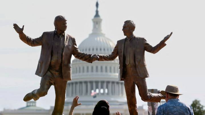 "Mejores amigos por siempre": colocan estatua de Trump y Epstein frente al Capitolio