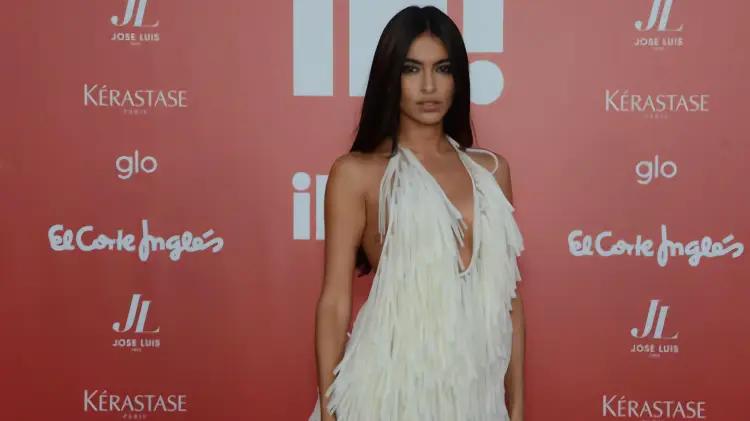 Lucía Rivera brilla con vestido de Juan Vidal en premio Fashion Idol