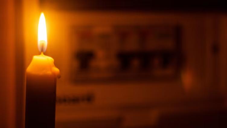 Truena transformador y deja sin luz a Misión Universidad