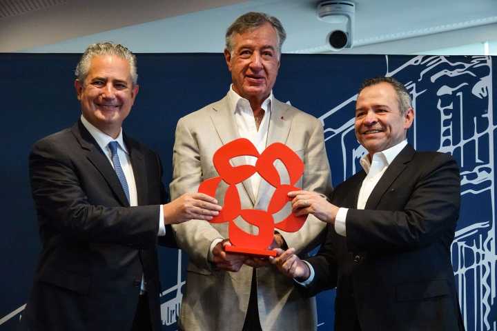 Sheinbaum celebra venta de 25% de Banamex a Fernando Chico Pardo