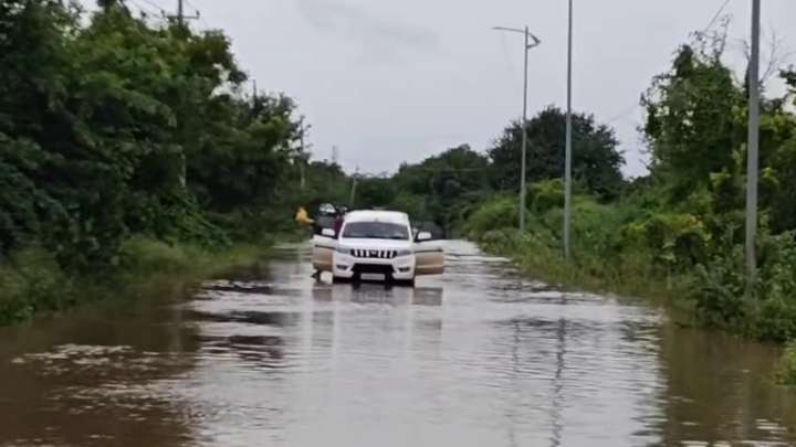 Officials on visit to flood-hit areas in Vijayapura stranded after vehicle breaks down, no fodder for livestock at relief centres