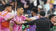 Luis Suárez recibe burlas luego de su escupir a un miembro del staff de Seattle Sounders