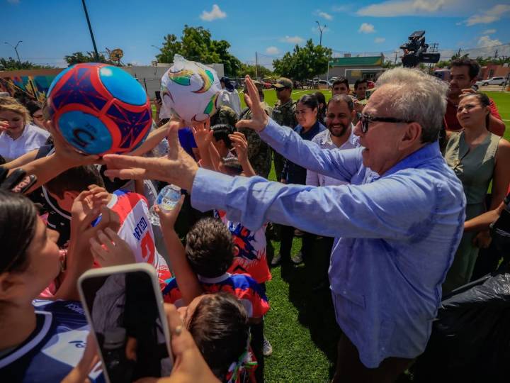 Rubén Rocha Moya inaugura el primer 'Sendero de paz' en Mazatlán