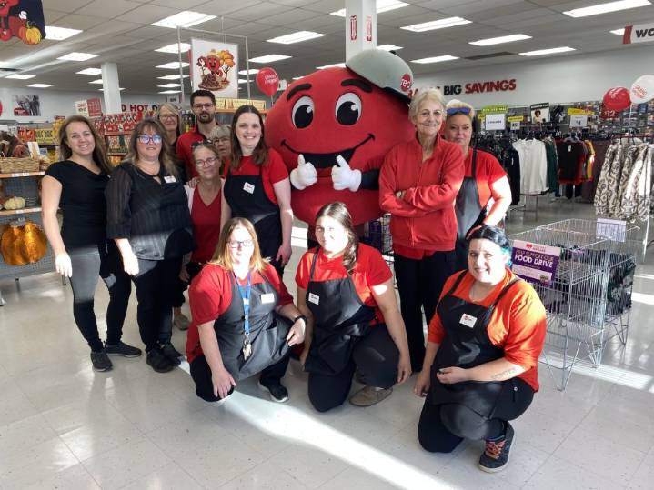 Killarney celebrates Red Apple Grand Re-Opening with big crowds, big savings and bigger smiles!