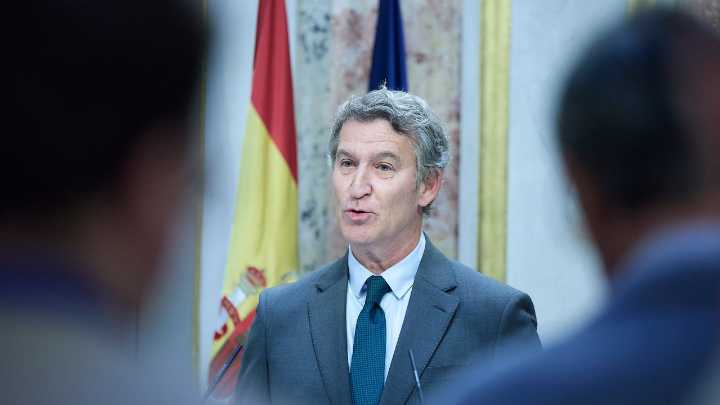 Feijóo prioriza la inmigración de Hispanoamérica y acusa a PSOE y Vox de practicar un "bipartidismo irresponsable"