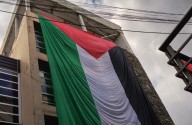 Libertad de expresión: colgaron una bandera de Palestina de 16 metros en la Facultad de Derecho de la UNC