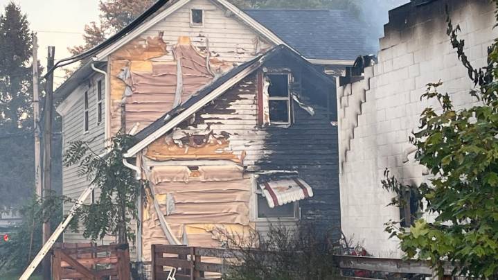 Newark house fire leaves 2 injured