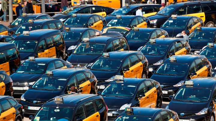 Un vídeo viral pone en jaque a un taxista en Barcelona